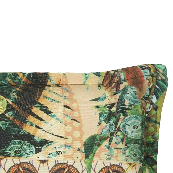 beo Gartenmöbel-Auflage Texas - Niederlehner, 6 Stk., L x B x H: 98 x 46 x 8 cm, Baumwolle, Polyester, Grün/Gelb - Nahaufnahme eines Stoffes mit Dschungelmuster, das tropische Flora und Fauna in lebendigen Farben zeigt. Das auffällige Design macht den Stoff einzigartig.