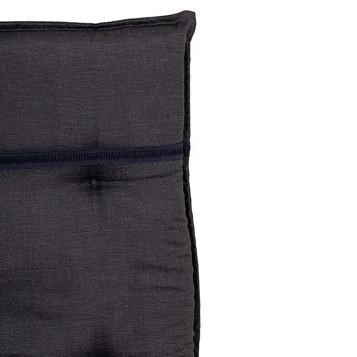 beo Gartenmöbel-Auflage Belsh - Liegenauflage, 1 Stk., L x B x H: 193 x 60 x 6 cm, Baumwolle, Polyester, Dunkelgrau - Nahaufnahme eines grauen Sitzkissens mit Knopf und Gummiband, das auf einem Metallgestell liegt.