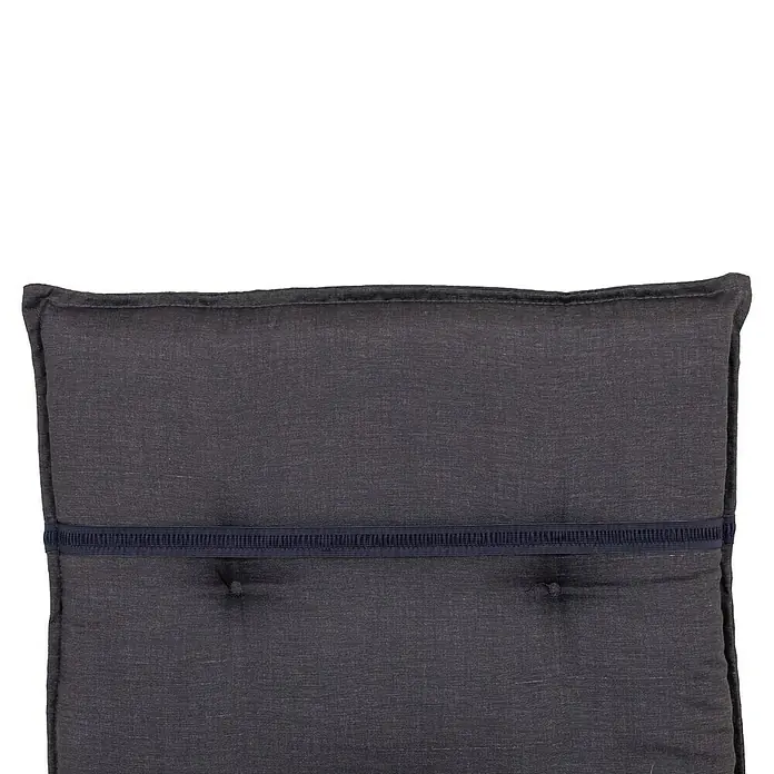 beo Gartenmöbel-Auflage Belsh - Liegenauflage, 1 Stk., L x B x H: 193 x 60 x 6 cm, Baumwolle, Polyester, Dunkelgrau - Nahaufnahme eines dunkelgrauen Sitzkissens mit Knopfheftung und dunklem Band zur Befestigung. Das Kissen ist gut gepolstert und wirkt komfortabel.