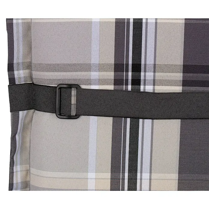 beo Gartenmöbel-Auflage Atika - Niederlehner, 4 Stk., L x B x H: 100 x 52 x 8 cm, Dralon, Polyester, Grau/Weiß - Detailaufnahme eines karierten Stoffes mit einem schwarzen Gürtel und einer Schnalle, die das Muster ergänzen.