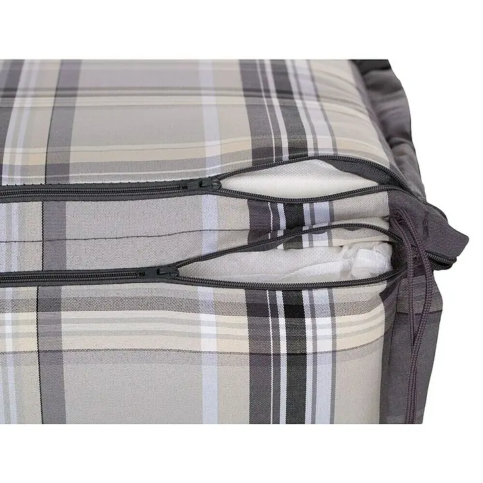 beo Gartenmöbel-Auflage Atika - Niederlehner, 6 Stk., L x B x H: 100 x 52 x 8 cm, Dralon, Polyester, Grau/Weiß - Nahaufnahme eines karierten Outdoor-Kissens mit Reißverschluss, das teilweise geöffnet ist und Füllmaterial zeigt.