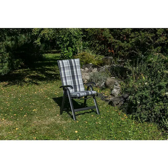 beo Gartenmöbel-Auflage D800 - Hochlehner, 4 Stk., L x B x H: 120 x 48 x 8 cm, Dralon, Polyester, Grau/Hellgrün - Gepolsterter, hochlehniger Gartenstuhl mit kariertem Bezug und Armlehnen, perfekt für entspannte Stunden im Freien. Der Stuhl steht auf einer grünen Wiese.