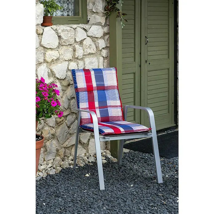 beo Gartenmöbel-Auflage - Hochlehner, 4 Stk., L x B x H: 100 x 48 x 5 cm, Baumwolle, Polyester, Rot/Blau - Ein silbergrauer Stuhl mit rot, blau und weiß karierter Polsterung steht vor einer Tür.