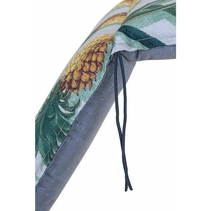 beo Gartenmöbel-Auflage - Hochlehner, 2 Stk., L x B x H: 118 x 46 x 8 cm, Materialzusammensetzung Bezug: Baumwolle, Polyester, Grün/Gelb - Nahaufnahme einer Kissenecke mit Ananas-Print, die mit Kordeln verziert ist, ideal für stilvolle Dekorationen.