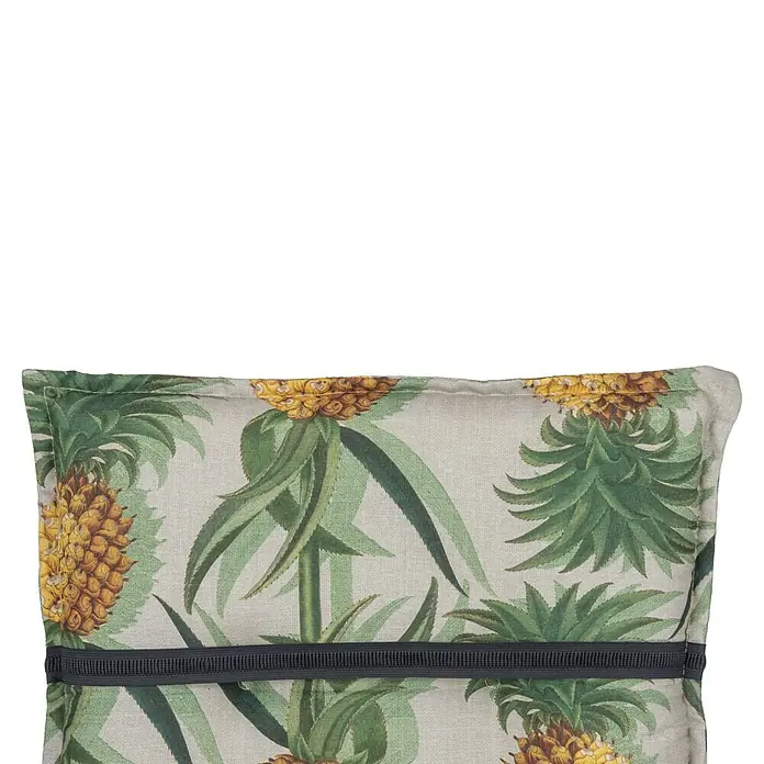 beo Gartenmöbel-Auflage - Hochlehner, 2 Stk., L x B x H: 118 x 46 x 8 cm, Materialzusammensetzung Bezug: Baumwolle, Polyester, Grün/Gelb - Nahaufnahme einer dekorativen Kissenhülle mit Ananasdruck und dunklem Band, das einen Hauch von tropischer Eleganz in Ihr Zuhause bringt.
