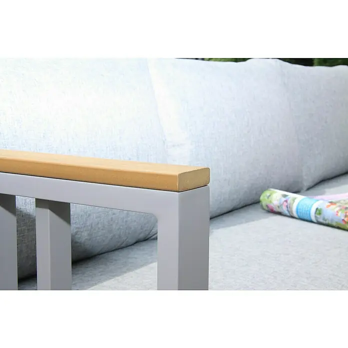 Acamp Loungemöbel-Set Gondola - 3 -tlg., Aluminium, Polywood, Hellgrau - Nahaufnahme eines grauen Sofas mit hellbrauner Armlehne und einer aufgerollten Zeitschrift auf der Sitzfläche.