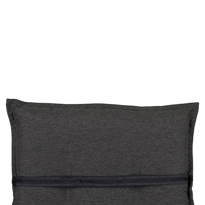 beo Gartenmöbel-Auflage Tartu - Hochlehner, 2 Stk., L x B x H: 118 x 46 x 8 cm, Dunkelgrau - Nahaufnahme eines dunkelgrauen Kopfkissens mit einer dünnen, horizontalen Zierleiste. Das Kissen hat eine strukturierte Oberfläche.