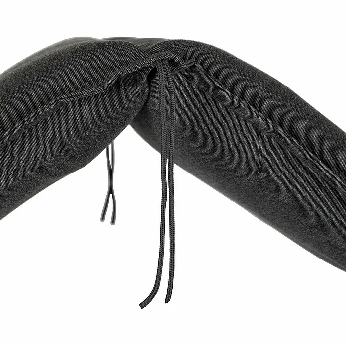 beo Gartenmöbel-Auflage Tartu - Hochlehner, 2 Stk., L x B x H: 118 x 46 x 8 cm, Dunkelgrau - Nahaufnahme eines schwarzen, gebundenen Kissens.