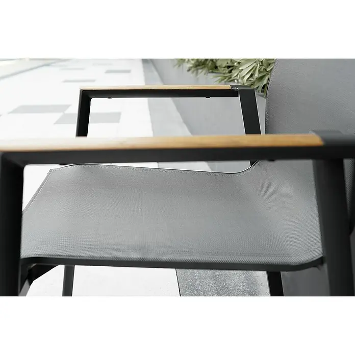 Acamp Stapelsessel Vegas - 4 Stk., Aluminium, Textil, Stapelbar, Anthrazit, B x T x H: 67 x 58 x 88 cm - Nahaufnahme eines modernen Gartenstuhls mit grauem Netzstoff und Armlehnen aus Holz und schwarzem Metall.
