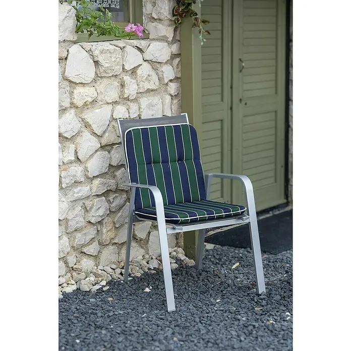 beo Gartenmöbel-Auflage Paselista - Niederlehner, 4 Stk., L x B x H: 96 x 47 x 5 cm, Baumwolle, Polyester, Blau/Grün - Der schlichte, silberne Stuhl mit blau-grün gestreiftem Kissen vor einer rustikalen Steinwand lädt zum Verweilen ein. Perfekt für Terrasse oder Garten.