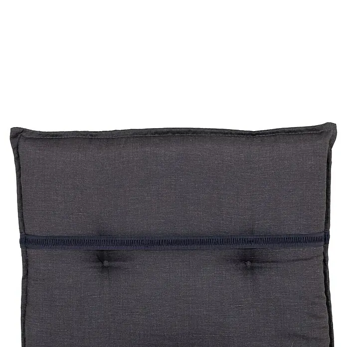 Gartenmöbel-Auflage Belsh - Niederlehner, 4 Stk., L x B x H: 118 x 50 x 6 cm, Baumwolle, Polyester, Anthrazit - Nahaufnahme eines grauen Kissens mit Knopfdetails und einem dunklen Zierband, das Textur und Design hervorhebt.