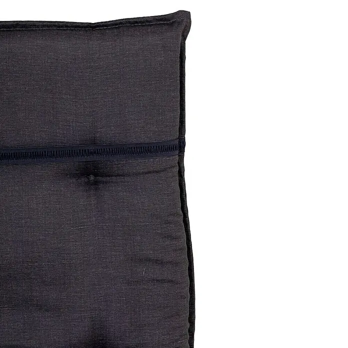 beo Gartenmöbel-Auflage Belsh - Hochlehner, 4 Stk., L x B x H: 118 x 50 x 6 cm, Baumwolle, Polyester, Grau - Nahaufnahme eines grauen Sitzkissens mit Knopfdetail und dunklem Zierband, das sich auf einem schwarzen Gitterrahmen befindet.