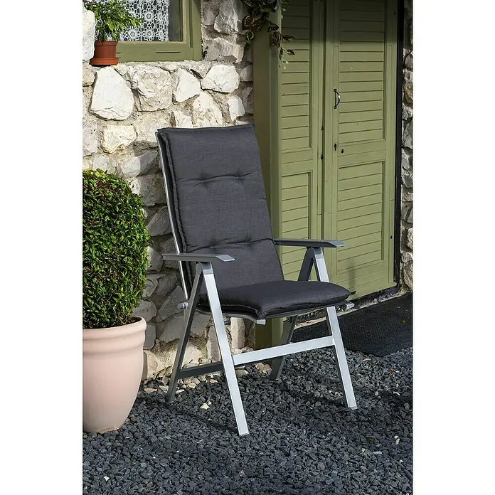 beo Gartenmöbel-Auflage Belsh - Hochlehner, 6 Stk., L x B x H: 118 x 50 x 6 cm, Baumwolle, Polyester, Grau - Gartenstuhl mit grauer Polsterung vor einer grünen Tür und Steinmauer.