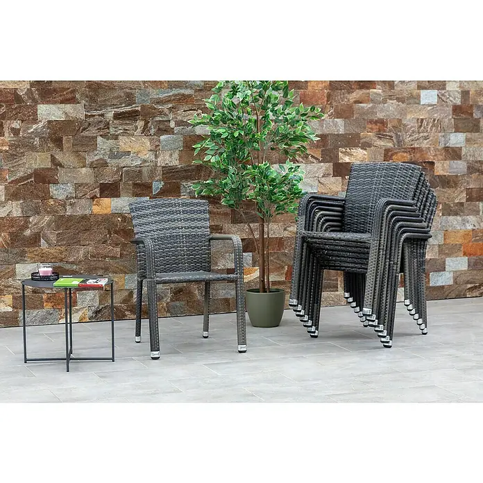 Acamp Stapelsessel Carlos - 8 Stk., Aluminium, Kunststoff, Stapelbar, Grau meliert, B x T x H: 57 x 64 x 84 cm - Ein Stapel grauer Rattansessel steht neben einem einzelnen Sessel und einem Beistelltisch auf einer Terrasse.