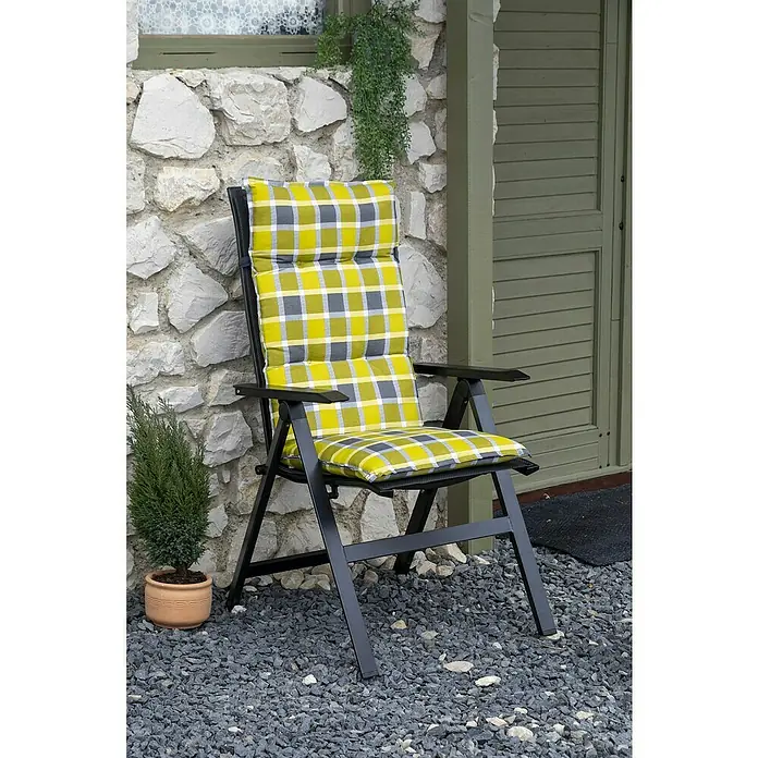 beo Gartenmöbel-Auflage Bratislava - Hochlehner, 6 Stk., L x B x H: 118 x 50 x 6 cm, Baumwolle, Polyester, Grau/Gelb - Nahaufnahme eines Gartenstuhls mit kariertem gelb-grauem Kissen vor einer Steinmauer und einer grünen Tür.