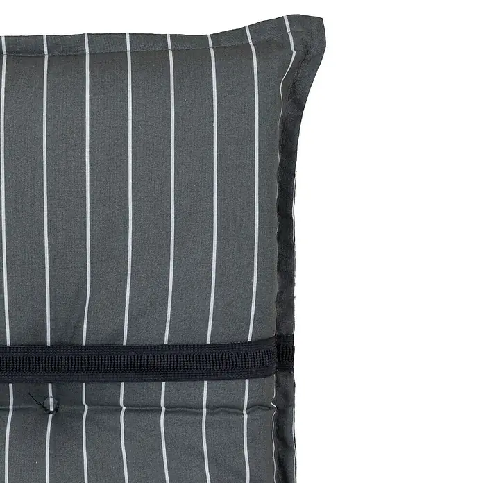 beo Gartenmöbel-Auflage Belm - Hochlehner, 6 Stk., L x B x H: 118 x 50 x 6 cm, Baumwolle, Polyester, Grau/Weiß - Nahaufnahme eines grauen Sitzkissens mit weißen Streifen und einem schwarzen Band in der Mitte. Ideal für Gartenmöbel.