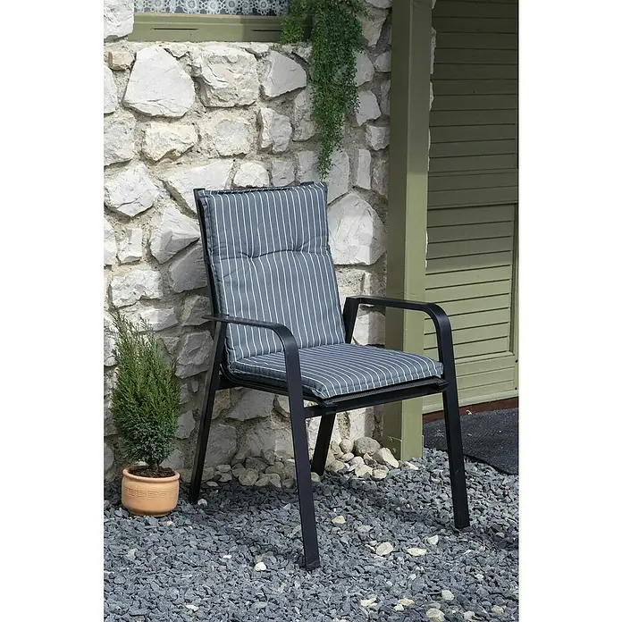 beo Gartenmöbel-Auflage Belm - Niederlehner, 6 Stk., L x B x H: 101 x 50 x 6 cm, Baumwolle, Polyester, Grau - Ein schwarzer Gartenstuhl mit grau gestreiftem Kissen steht vor einer Steinmauer und lädt zum Verweilen im Freien ein.