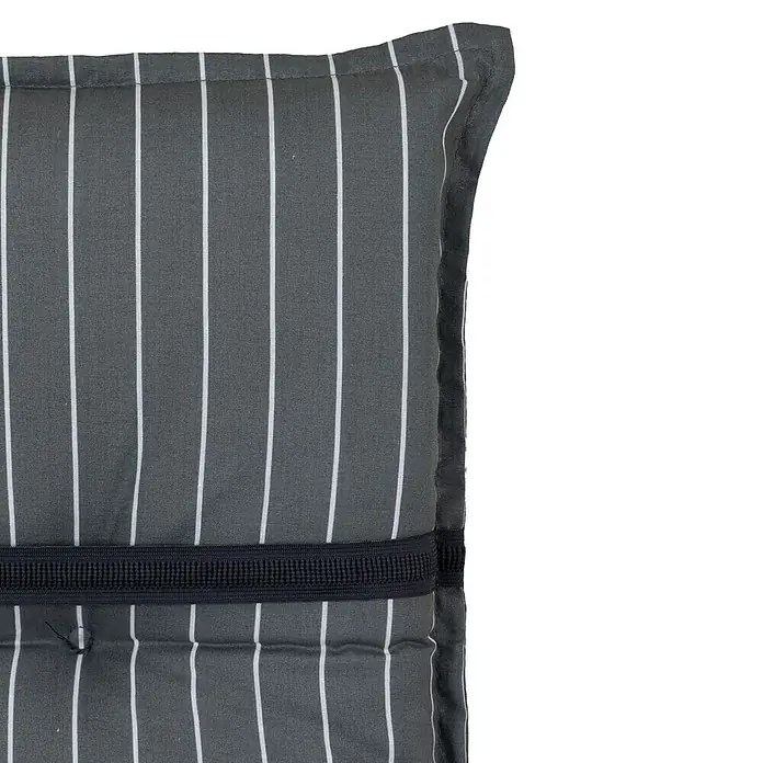 beo Gartenmöbel-Auflage Belm - Niederlehner, 6 Stk., L x B x H: 101 x 50 x 6 cm, Baumwolle, Polyester, Grau - Nahaufnahme eines grauen Kissenbezugs mit weißen Streifen und schwarzem Band, der stilvollen Komfort verspricht.