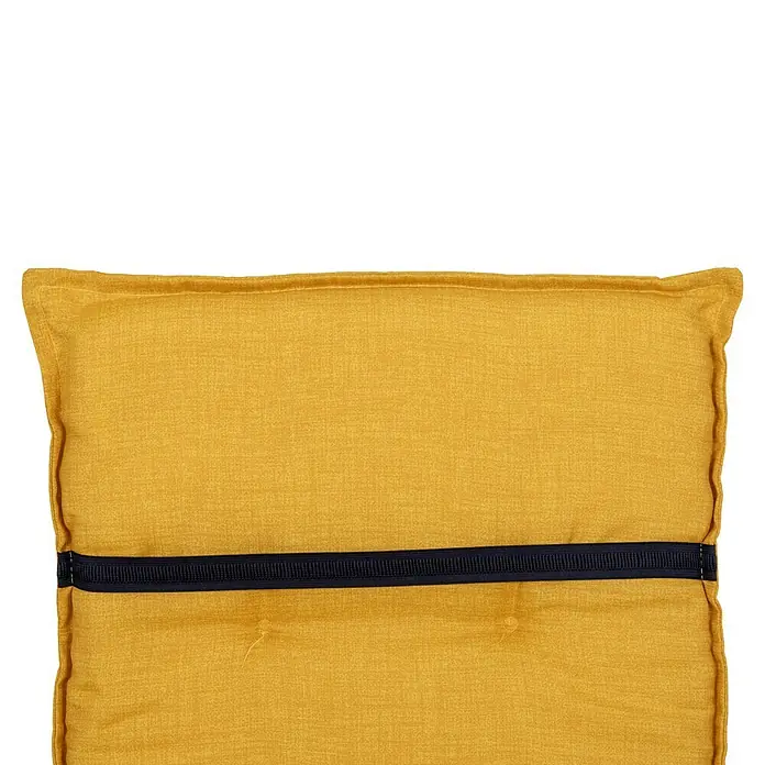 beo Gartenmöbel-Auflage Brovine - Niederlehner, 6 Stk., L x B x H: 101 x 50 x 6 cm, Baumwolle, Polyester, Gelb - Nahaufnahme eines gelben Sitzkissens mit einem dunklen Riemen. Das Kissen hat eine deutliche Textur und wirkt einladend.