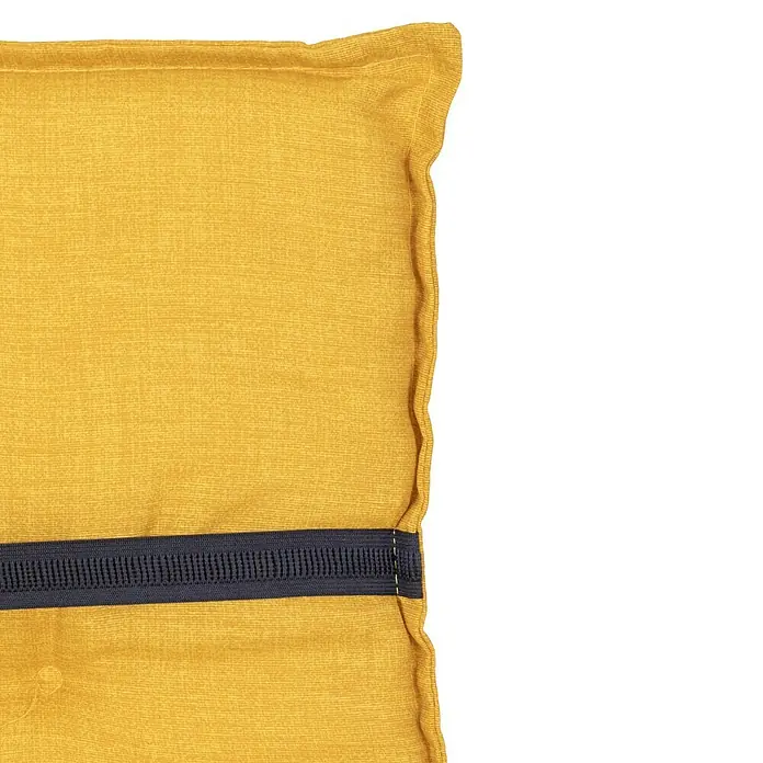 beo Gartenmöbel-Auflage Brovine - Hochlehner, 6 Stk., L x B x H: 118 x 50 x 6 cm, Baumwolle, Polyester, Gelb - Detailaufnahme eines gelben Kissens mit dunklem Band. Perfekt für stilvolle Akzente in Ihrem Zuhause.