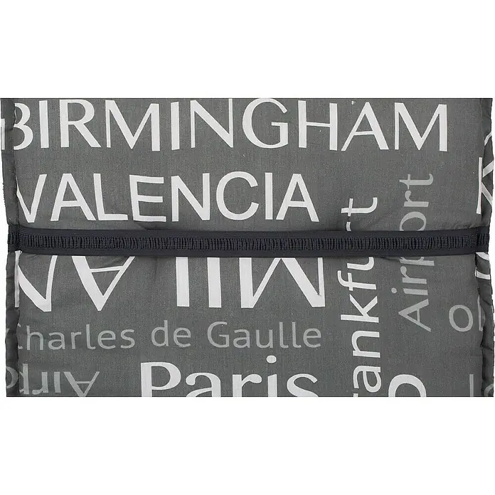 beo Gartenmöbel-Auflage Bellona - Niederlehner, 6 Stk., L x B x H: 118 x 50 x 6 cm, Baumwolle, Polyester, Grau/Weiß - Nahaufnahme eines grau gefärbten Kissens mit Städtenamen und einem dekorativen Gummiband in der Mitte.