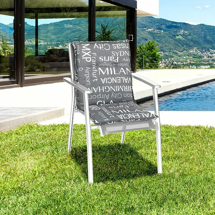 beo Gartenmöbel-Auflage Bellona - Niederlehner, 6 Stk., L x B x H: 118 x 50 x 6 cm, Baumwolle, Polyester, Grau/Weiß - Diese Aufnahme zeigt einen stilvollen Gartenstuhl mit modernem Design und grauem Kissen, perfekt für entspannte Stunden im Freien.