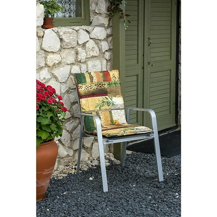 beo Gartenmöbel-Auflage Glasgow - Hochlehner, 4 Stk., L x B x H: 100 x 48 x 5 cm, Baumwolle, Poylester, Gelb/Grün - Gartenstuhl mit farbenfroher Polsterung vor einer rustikalen Steinmauer. Gemütlicher Sitzplatz im Freien.