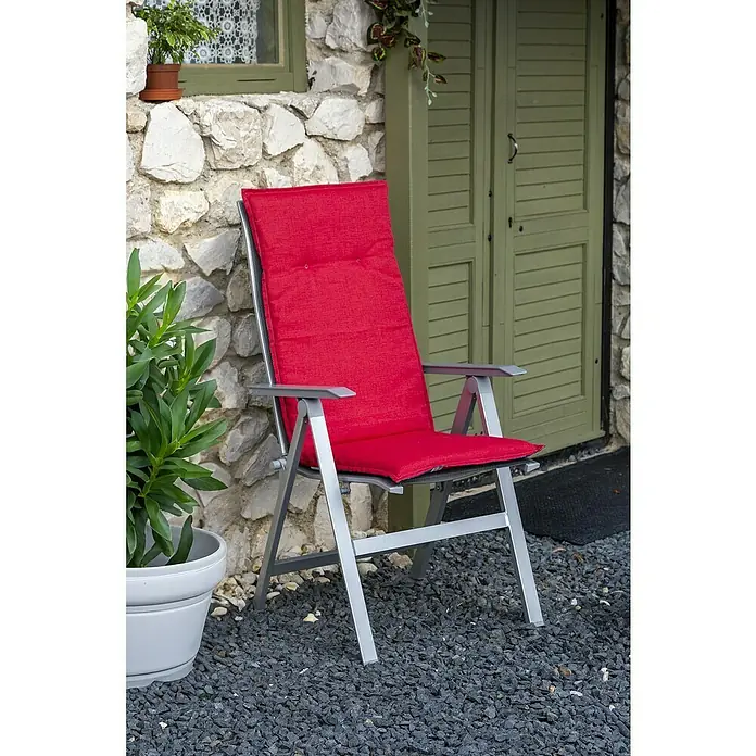 beo Gartenmöbel-Auflage Gera - Hochlehner, 4 Stk., L x B x H: 120 x 48 x 5 cm, Baumwolle, Polyester, Blau/Rot - Ein roter Gartenstuhl aus Metall mit hoher Rückenlehne steht vor einer Steinmauer und einer grünen Tür.