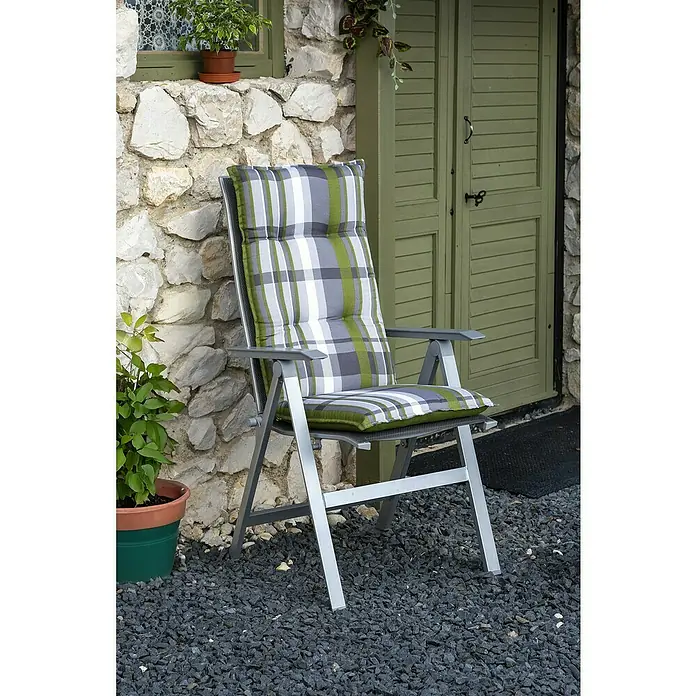 beo Gartenmöbel-Auflage Tirana - Hochlehner, 6 Stk., L x B x H: 118 x 46 x 8 cm, Baumwolle, Polyester, Grün/Braun - Bequemer Gartenstuhl mit kariertem Polster in Grün-Grau-Weiß vor einer Steinwand und grüner Tür. Ideal für entspannte Stunden im Freien.