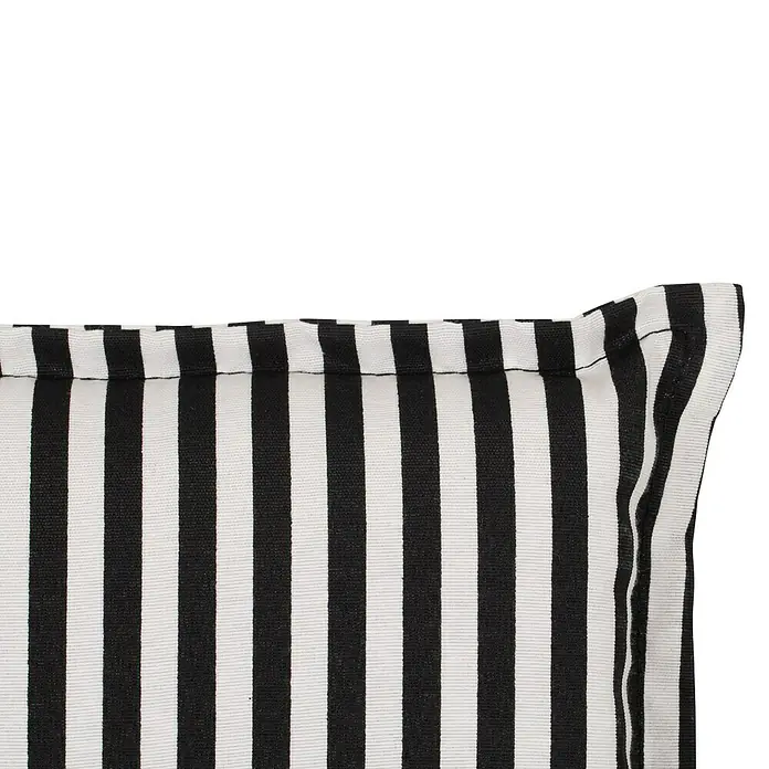 beo Gartenmöbel-Auflage Tupelo - Hochlehner, 4 Stk., L x B x H: 118 x 46 x 8 cm, Baumwolle, Polyester, Schwarz/Weiß - Nahaufnahme eines gestreiften Kissens in Schwarz und Weiß mit einer sorgfältigen Naht am Rand.