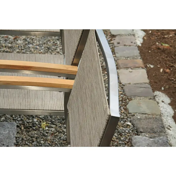 Acamp Stapelsessel Skye - 6 Stk., Stahl, Stapelbar, Beige, B x T x H: 57 x 56 x 89 cm - Nahaufnahme eines modernen Gartenstuhls mit Holzarmlehnen und einem stabilen Metallrahmen. Das Design strahlt Komfort und Stil für den Außenbereich aus.