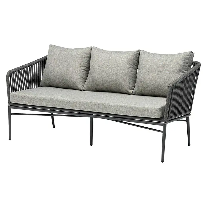 Acamp Gartenmöbel-Set Manhattan/Alpha - 4 -tlg., Aluminium, Polyester, Grau - Graues Outdoor-Sofa mit drei Kissen und dunklem Rattangestell.