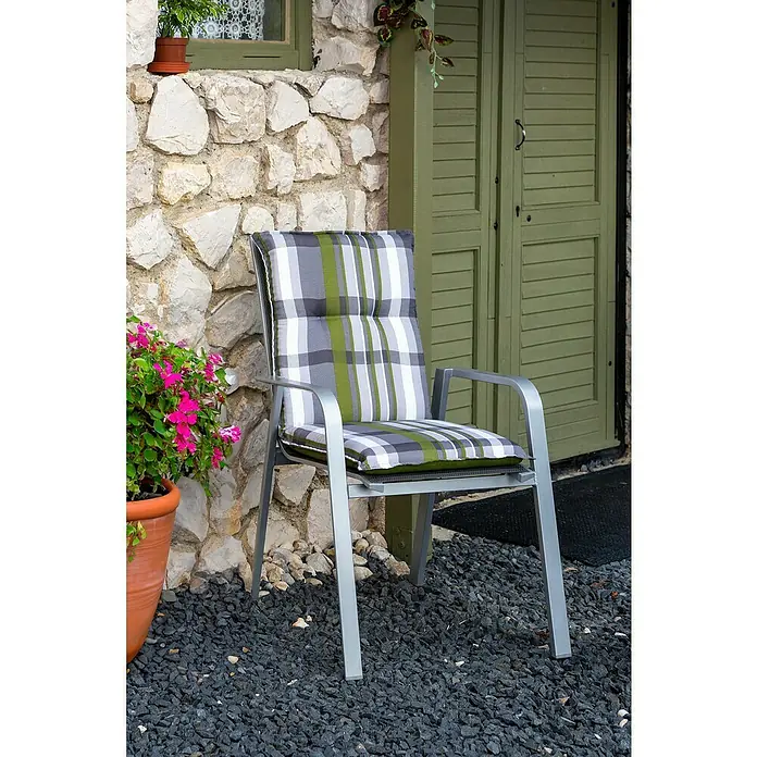 beo Gartenmöbel-Auflage Tirana - Niederlehner, 6 Stk., L x B x H: 98 x 46 x 8 cm, Baumwolle, Polyester, Grün/Grau - Ein grauer Gartenstuhl mit karierten Auflagen in Grün und Weiß vor einer Steinmauer und einer grünen Holztür.