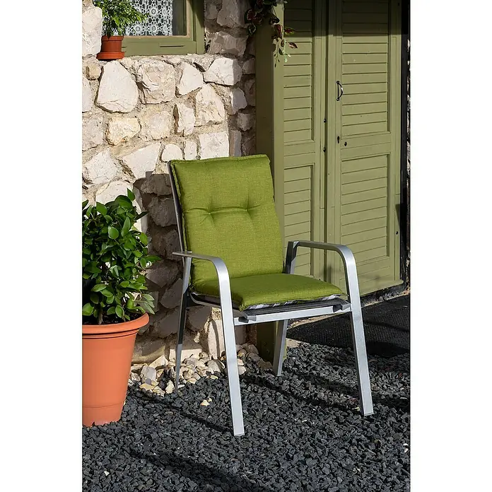 beo Gartenmöbel-Auflage Tirana - Niederlehner, 6 Stk., L x B x H: 98 x 46 x 8 cm, Baumwolle, Polyester, Grün/Grau - Komfortabler grüner Gartenstuhl mit Aluminiumrahmen vor einer Hauswand. Ideal für entspannte Stunden im Freien.