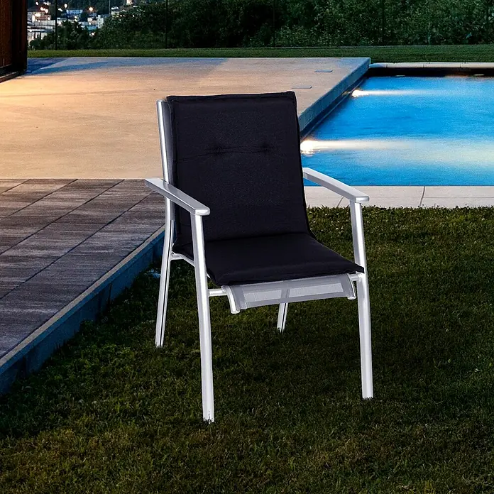 beo Gartenmöbel-Auflage Trabzon - Niederlehner, 6 Stk., L x B x H: 98 x 46 x 8 cm, Baumwolle, Polyester, Schwarz - Eleganter Gartenstuhl mit silberfarbenem Rahmen und dunklen Kissen neben einem Pool für entspannte Stunden im Freien.