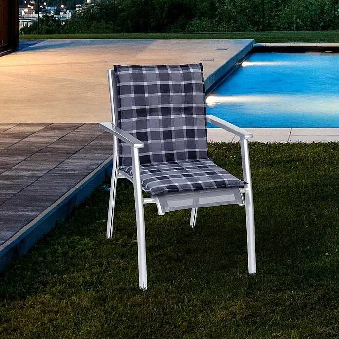 beo Gartenmöbel-Auflage Belgrad - Niederlehner, 6 Stk., L x B x H: 101 x 50 x 6 cm, Baumwolle, Polyester, Grau/Weiß - Eleganter silberner Gartenstuhl mit kariertem Kissen am Pool. Perfekt für entspannte Stunden im Freien und stilvolle Akzente im Garten.