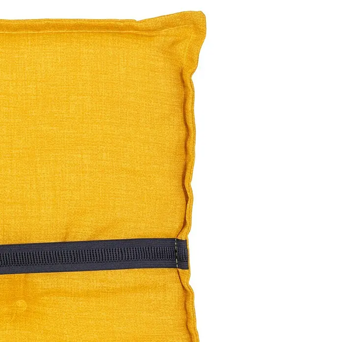 beo Gartenmöbel-Auflage Brovine - Niederlehner, 6 Stk., L x B x H: 101 x 50 x 6 cm, Baumwolle, Polyester, Gelb - Nahaufnahme eines gelben Kissens mit einem dunklen Band und einem markanten Rand. Perfekt für stilvolle Akzente in jedem Raum.