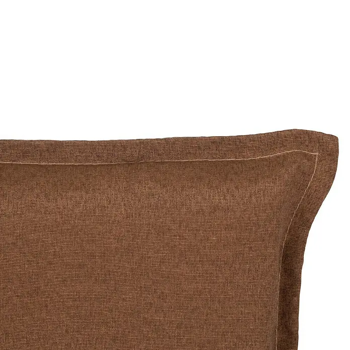 beo Gartenmöbel-Auflage Tolonaro - Niederlehner, 4 Stk., L x B x H: 98 x 46 x 8 cm, Baumwolle, Polyester, Braun - Nahaufnahme eines braunen Stoffkissens mit gesteppten Kanten vor einem schwarzen Hintergrund.
