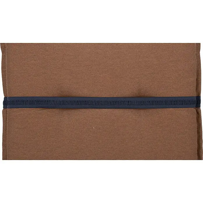 beo Gartenmöbel-Auflage Tolonaro - Liegenauflage, L x B x H: 118 x 46 x 8 cm, Baumwolle, Polyester, Braun - Nahaufnahme eines braunen Kissens mit blauem Band. Das Kissen ist schlicht und bequem, ideal für die Dekoration.