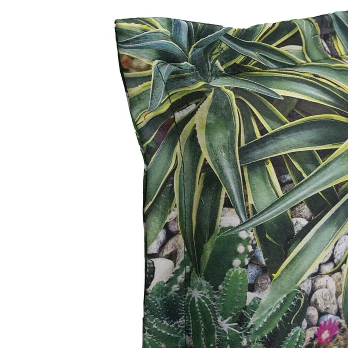 beo Gartenmöbel-Auflage Tegernsee - Niederlehner, 2 Stk., L x B x H: 98 x 46 x 8 cm, Baumwolle, Polyester, Grün - Nahaufnahme eines Kissens mit einem Muster aus Kakteen und Sukkulenten vor einem schwarzen Hintergrund.