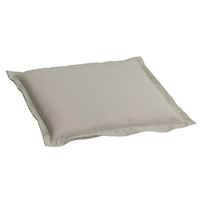 beo Gartenmöbel-Auflage P212 - Bankauflage, 4 Stk., Baumwolle, Polyester, Beige - Nahaufnahme eines quadratischen Kissens, das auf einer Oberfläche liegt, mit einem subtilen Stoffmuster und einer dezenten Farbgebung.