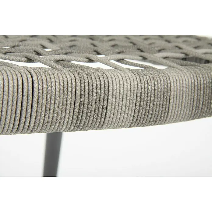 Acamp Stapelsessel Brooklyn - 6 Stk., Aluminium, Polyester, Stapelbar, Dunkelgrau, B x T x H: 58 x 56 x 78 cm - Nahaufnahme eines grauen Outdoor-Hockers mit geflochtener Sitzfläche und einem stabilen, pulverbeschichteten Rahmen.