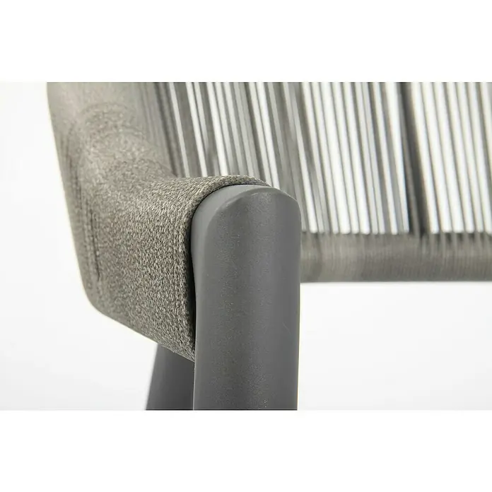 Acamp Stapelsessel Brooklyn - 6 Stk., Aluminium, Polyester, Stapelbar, Dunkelgrau, B x T x H: 58 x 56 x 78 cm - Detailaufnahme eines grauen Stuhls mit Stoffbezug und dunklem Gestell, der ein modernes und komfortables Designelement darstellt.