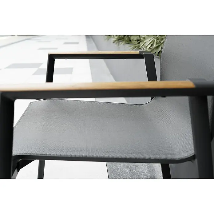 Acamp Gartenmöbel-Set Vegas/Chicago - 7 -tlg., Aluminium, Textil, Grau - Nahaufnahme eines modernen Outdoor-Stuhls mit grauer Stoffbespannung und Armlehnen aus Holz und dunklem Metall.