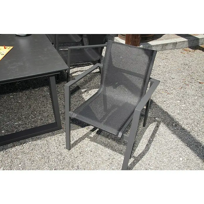 Acamp Gartenmöbel-Set Hollywood/Chicago - 7 -tlg., Aluminium, Acatex, Grau - Der stilvolle graue Terrassenstuhl mit Netzmuster steht neben einem passenden Tisch und lädt zum Verweilen im Freien ein.