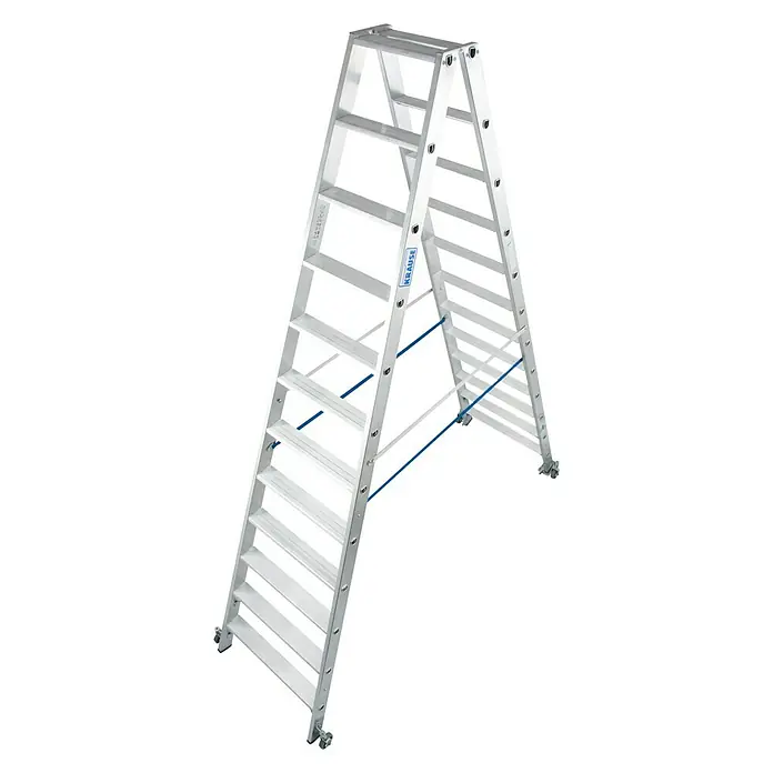 Krause Stabilo Doppelleiter Fahrbar - Anzahl Tritte: 24 Stk., Arbeitshöhe: 4,35 m, Aluminium - Bild einer silbernen Krause Sprossenleiter mit blauen Stabilisierungsstangen und Rädern an den Füßen.