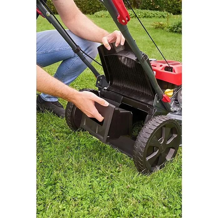 AL-KO Benzin-Rasenmäher Easy 4.66 SP-D - 2,4 kW, 149 cm³, Schnittbreite: 46 cm - Der Rasenmäher wird vorbereitet, der Fangsack wird eingesetzt, bereit für einen sauberen Schnitt.