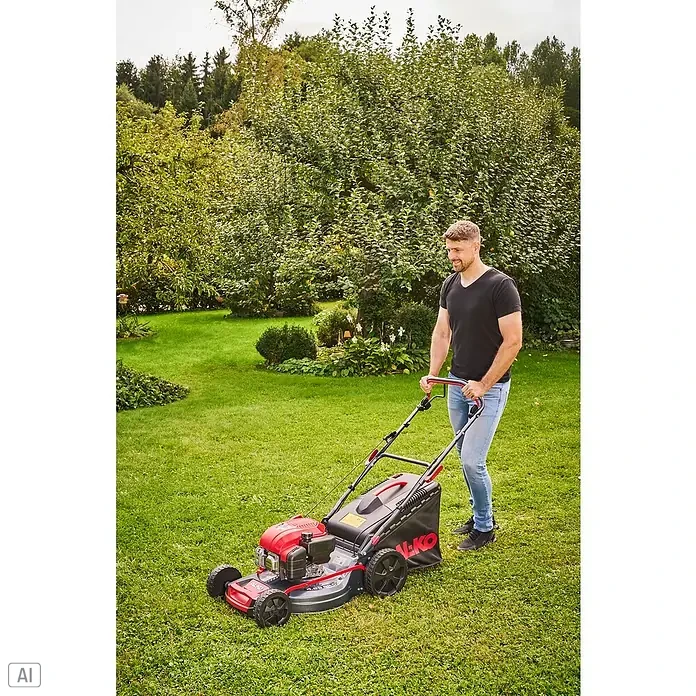 AL-KO Benzin-Rasenmäher Easy 4.66 SP-D - 2,4 kW, 149 cm³, Schnittbreite: 46 cm - Ein Mann mäht den Rasen mit einem AL-KO Benzinrasenmäher in einem üppigen Garten. Das Gerät ist rot-schwarz und gut sichtbar.