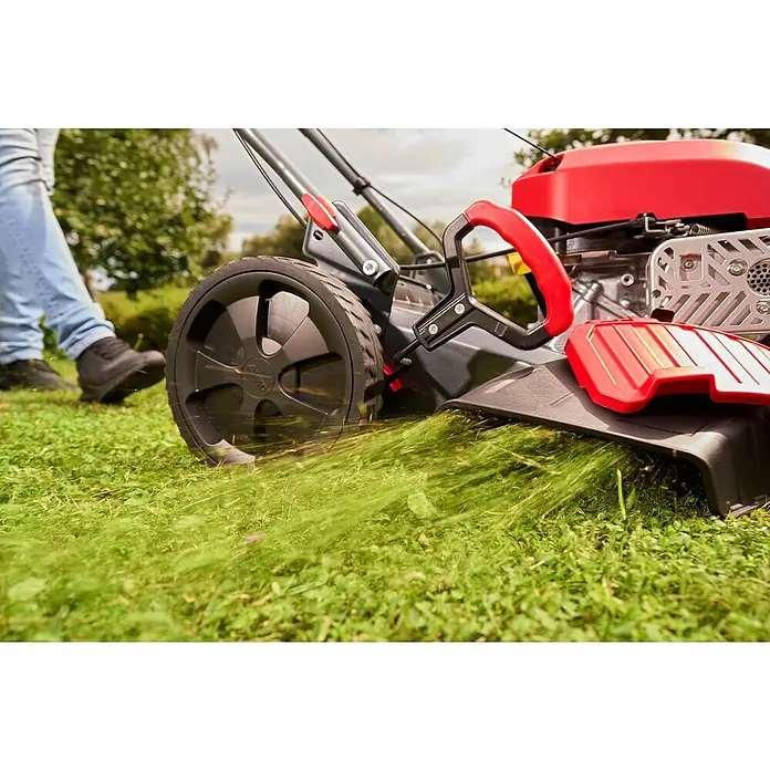 AL-KO Benzin-Rasenmäher Easy 4.66 SP-D - 2,4 kW, 149 cm³, Schnittbreite: 46 cm - Ein Rasenmäher in Aktion, der das Gras präzise schneidet und für einen gepflegten Garten sorgt.
