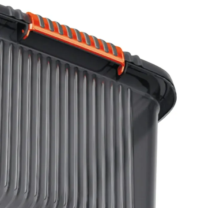 KIS Aufbewahrungsbox K LATCH - L x B x H: 59 x 39 x 45 cm, Grau - Detailaufnahme einer schwarzen Werkzeugkiste mit orangefarbenem Griff. Robuste Bauweise für den professionellen Einsatz.